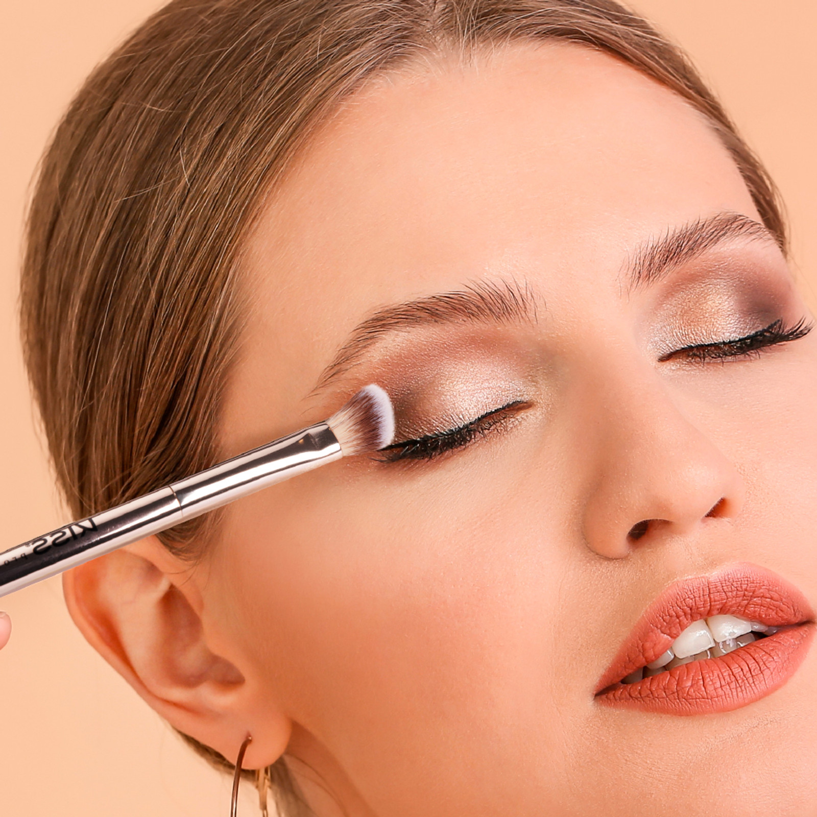 eyeshadow blending brush