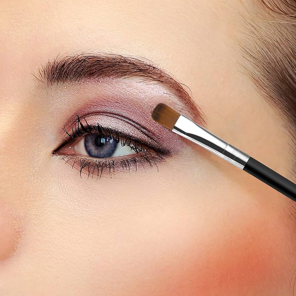 blending eyeshadow brush